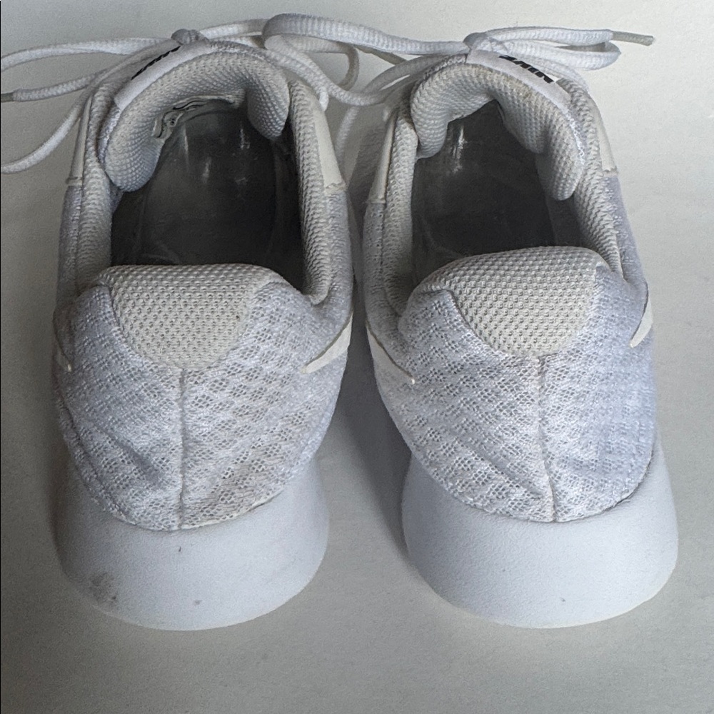 NIKE Tanjun White Running Athletic Sneakers Shoes 8 GUC $75 - Picture 9 of 11